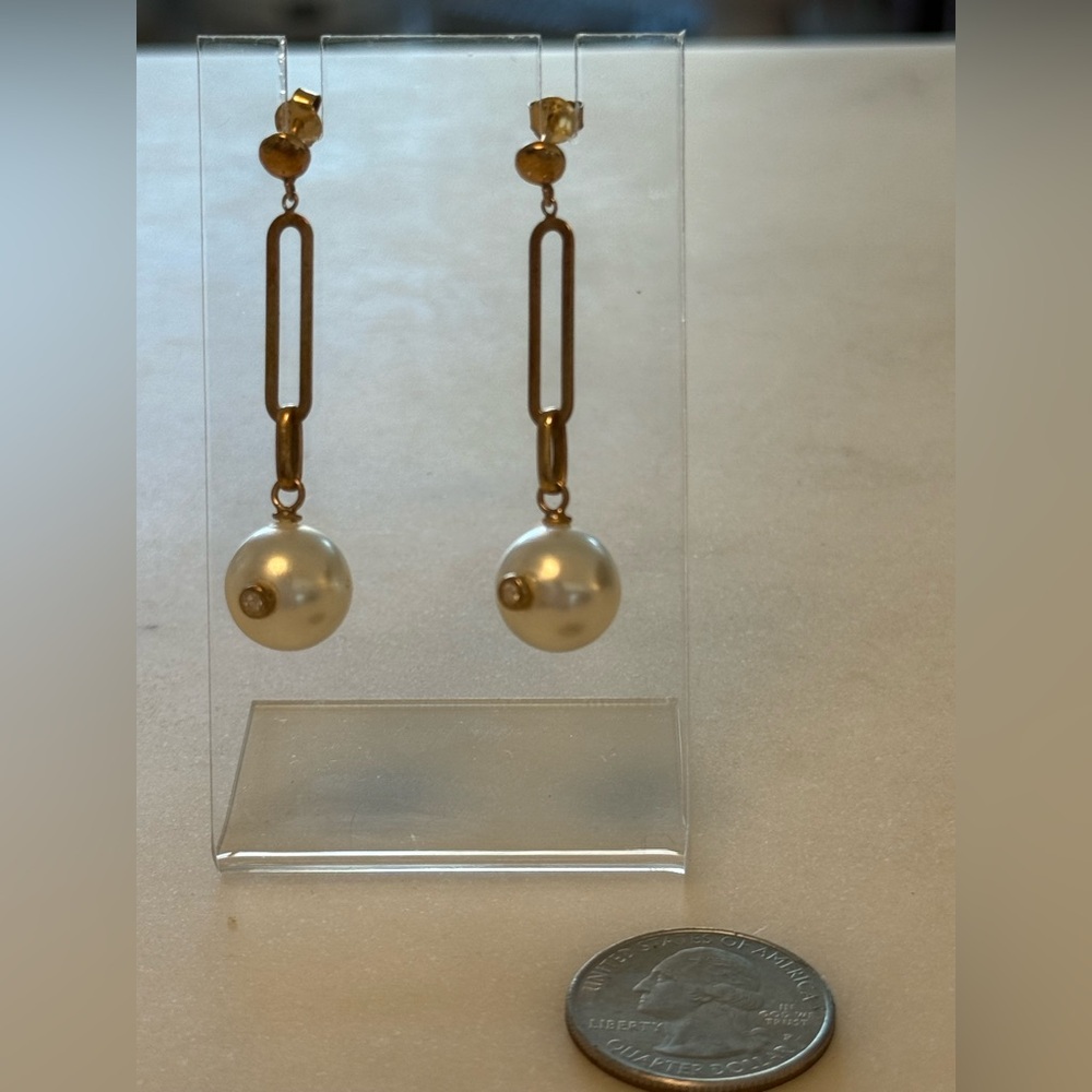 Elegant Gold and Pearl Drop Earrings